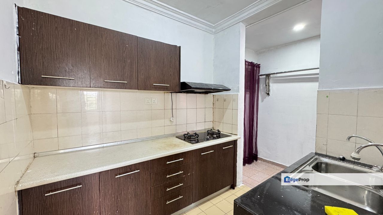 Laguna Biru 1 - End Lot - 1st Floor - 850sf - 3R2B1P - Kundang, Selangor, Rawang