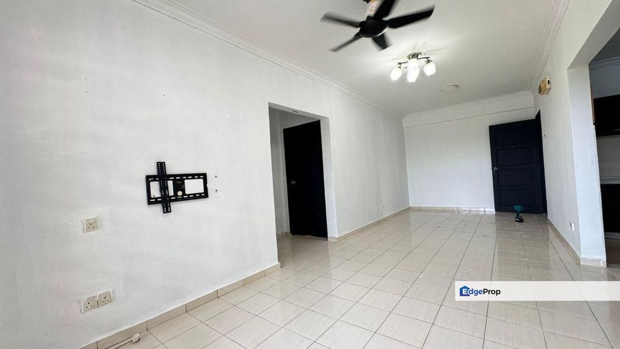 Laguna Biru 1 - End Lot - 850sf - 3R2B - Kundang, Selangor, Rawang