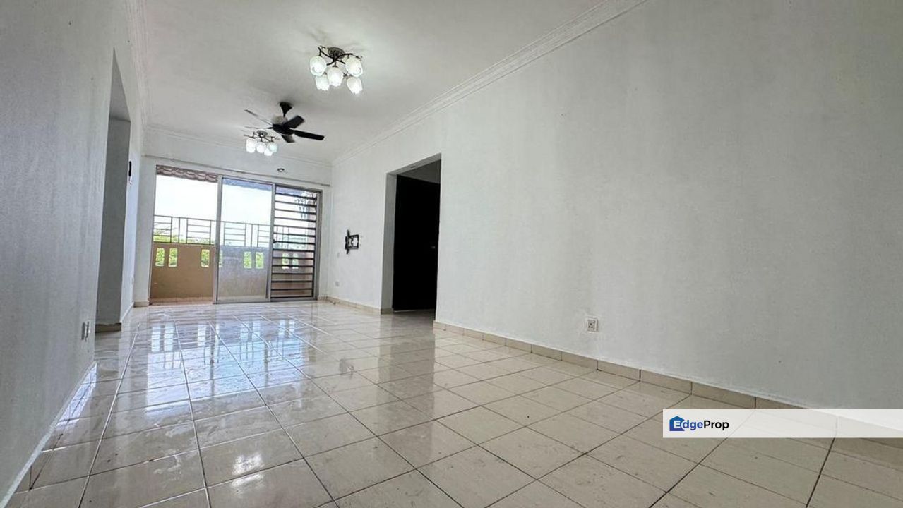 Laguna Biru 1 - End Lot - 850sf - 3R2B - Kundang, Selangor, Rawang