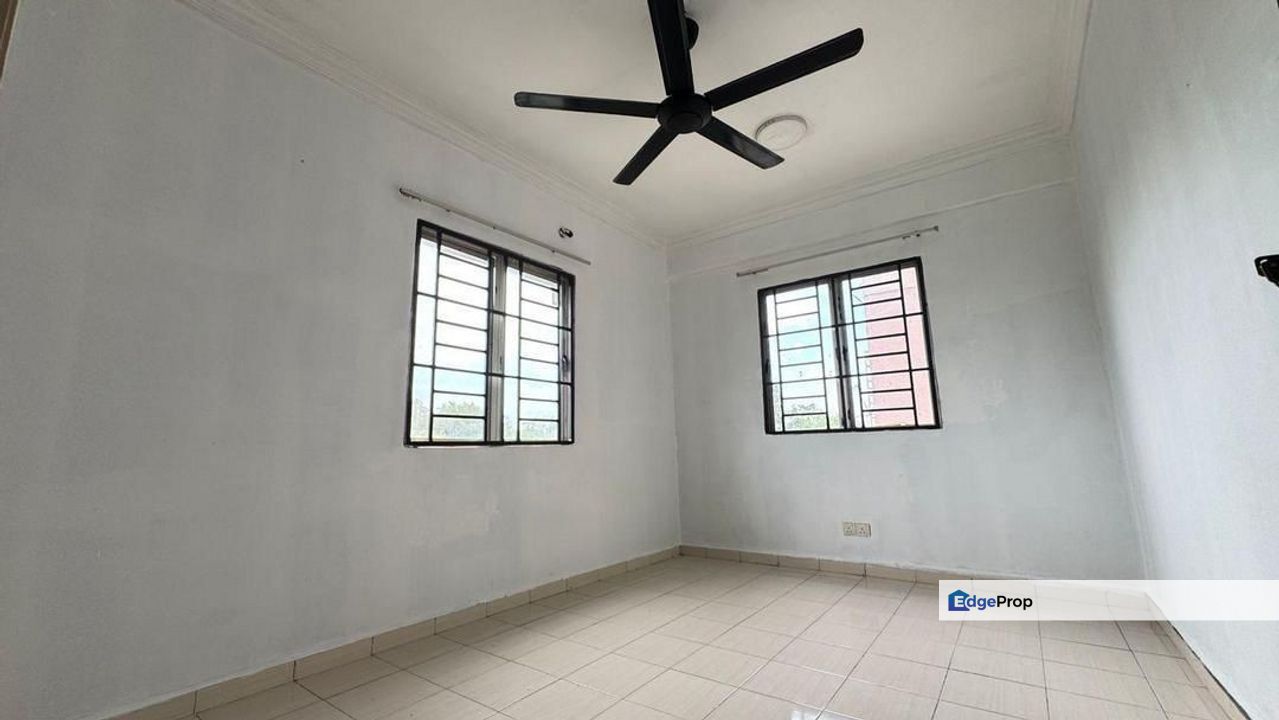 Laguna Biru 1 - End Lot - 850sf - 3R2B - Kundang, Selangor, Rawang