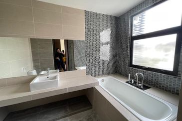 Denai Alam 3 Storey Superlink Maple Terrace House