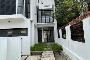 Denai Alam 3 Storey Superlink Maple Terrace House