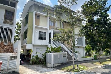 DANAU SURIA, PRESINT 16