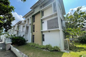 DANAU SURIA, PRESINT 16