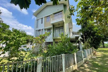 DANAU SURIA, PRESINT 16