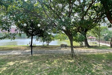 DANAU SURIA, PRESINT 16