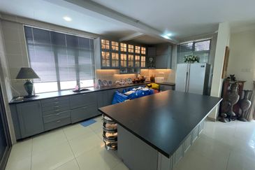 DANAU SURIA, PRESINT 16