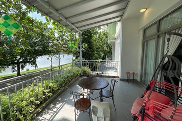 DANAU SURIA, PRESINT 16