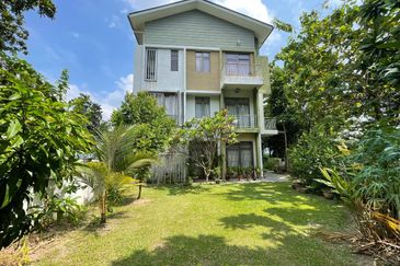 DANAU SURIA, PRESINT 16