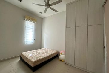 Taman Nusa Duta, Double Storey Semi-D For Rent