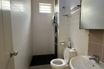 Taman Nusa Duta, Double Storey Semi-D For Rent