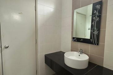 Taman Nusa Duta, Double Storey Semi-D For Rent