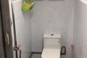 Double Storey low cost house For Sale, Tmn Johor Jaya, Jln Ros merah ,Johor Bahru 