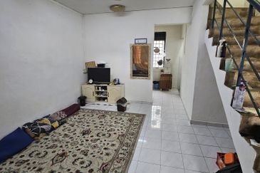 Double Storey low cost house For Sale, Tmn Johor Jaya, Jln Ros merah ,Johor Bahru 