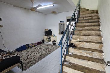 Double Storey low cost house For Sale, Tmn Johor Jaya, Jln Ros merah ,Johor Bahru 