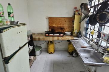 Double Storey low cost house For Sale, Tmn Johor Jaya, Jln Ros merah ,Johor Bahru 