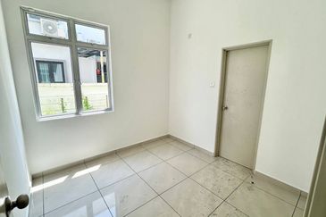 Tmn Kempas Utama, Jln Kempas Utama 1/××, 2.5 Storey Cluster House For Sale