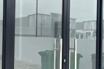 2.5 Storey Semi-D Factory For Rent, Apex Bizhub, Jln Desa Tropika, Tmn Perindustrian Puncak, Desa Cemerlang, Ulu Tiram 