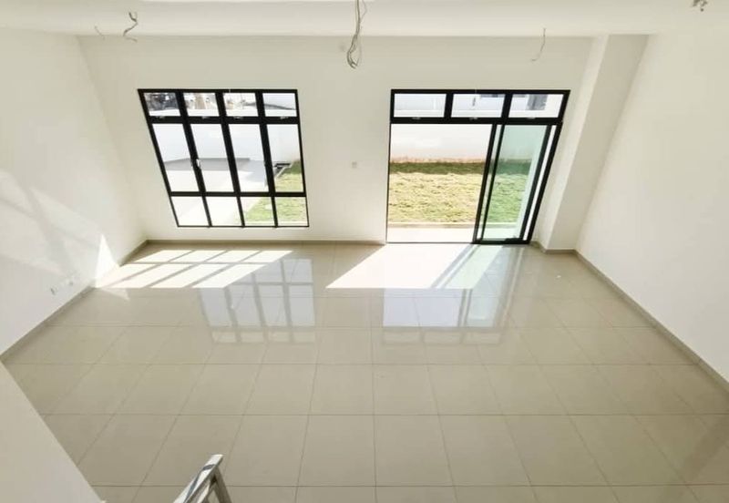 Tmn Mount Austin, Austin Mutiara, Double Storey Cluster Corner House For Sale 