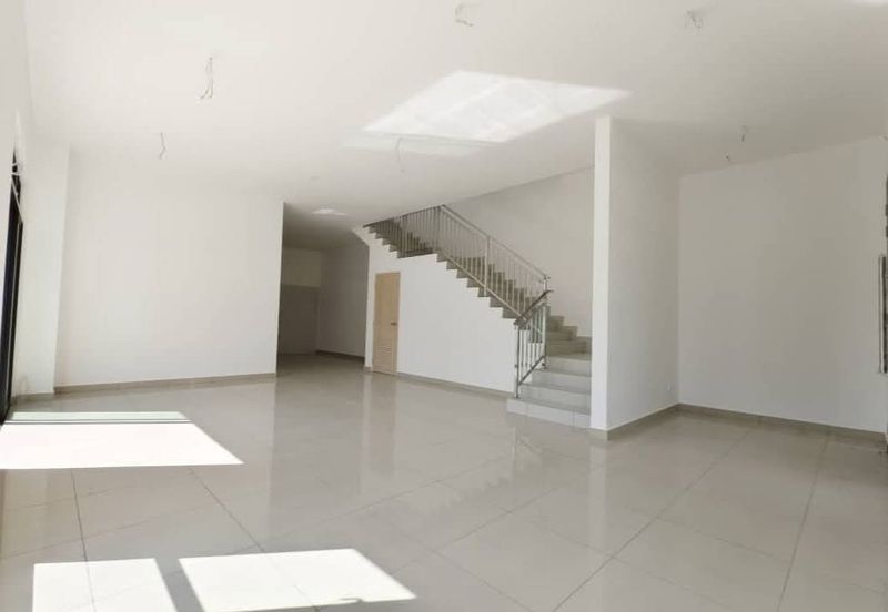 Tmn Mount Austin, Austin Mutiara, Double Storey Cluster Corner House For Sale 