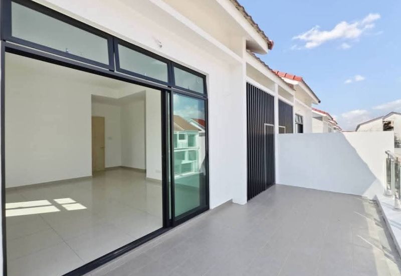 Tmn Mount Austin, Austin Mutiara, Double Storey Cluster Corner House For Sale 