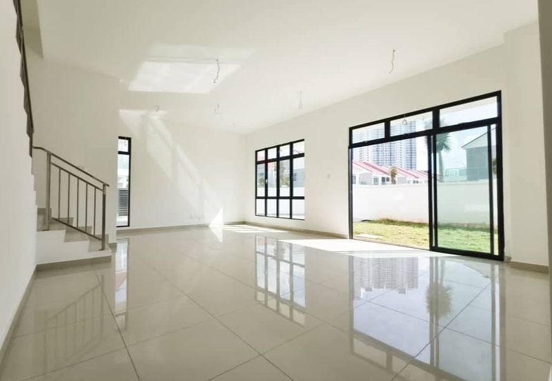 Tmn Mount Austin, Austin Mutiara, Double Storey Cluster Corner House For Sale 