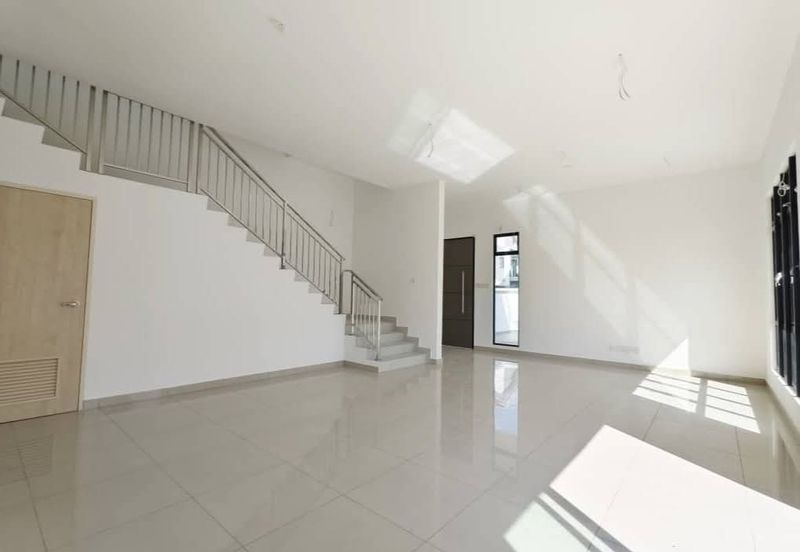 Tmn Mount Austin, Austin Mutiara, Double Storey Cluster Corner House For Sale 