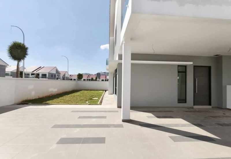 Tmn Mount Austin, Austin Mutiara, Double Storey Cluster Corner House For Sale 