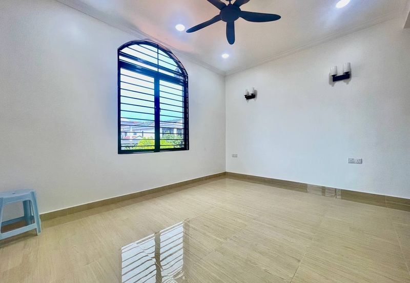 Jalan Suasana, Bandar Tun Hussein Onn