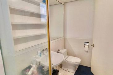 One Jelatek Condominium