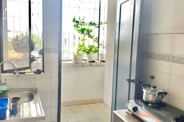 Turf View Apartment (Mutiara Serdang)