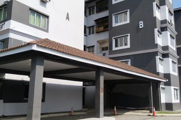 Lily Apartment, Taman Saujana Utama