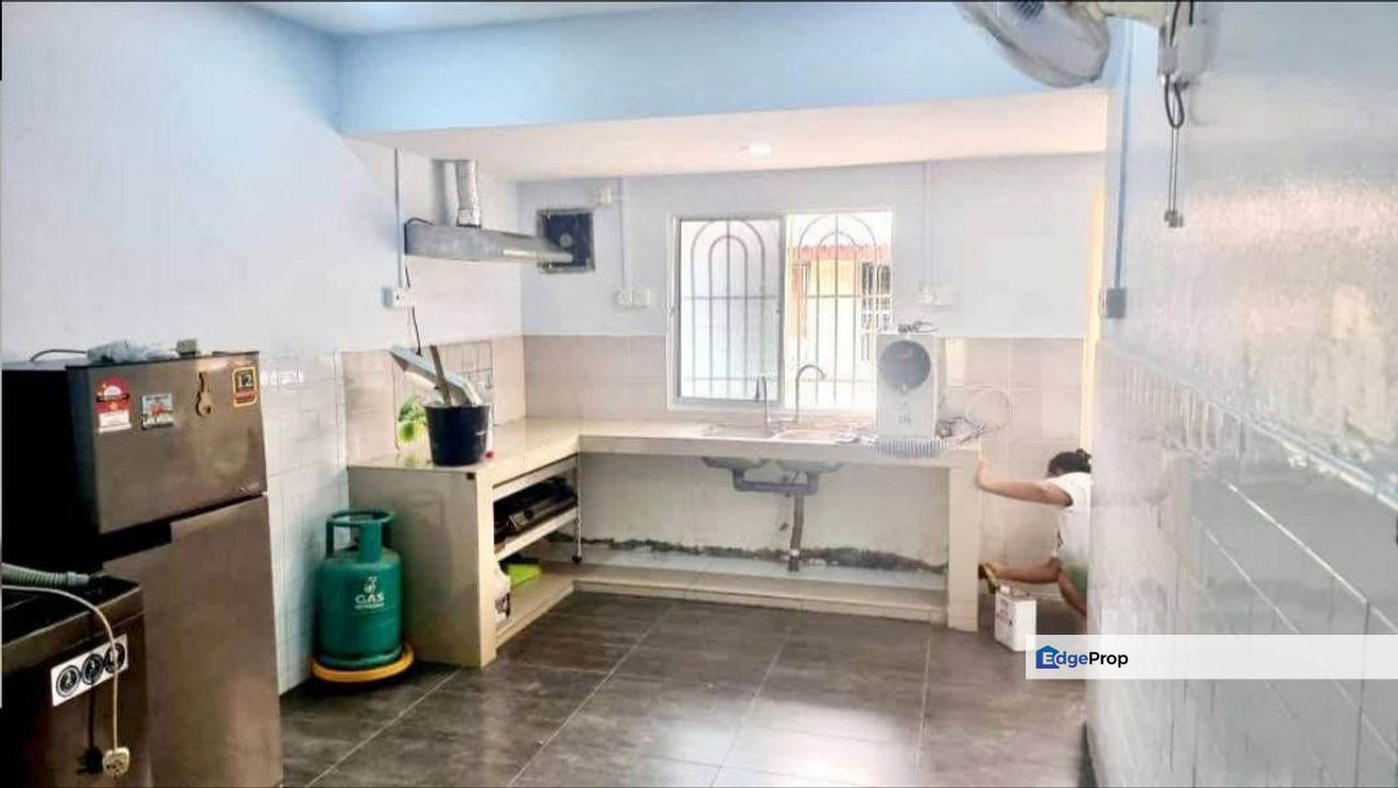 LILY APARTMENT TAMAN SAUJANA UTAMA SUNGAI BULOH SELANGOR END LOT 1ST FLOOR FOR SALE, Selangor, Sungai Buloh