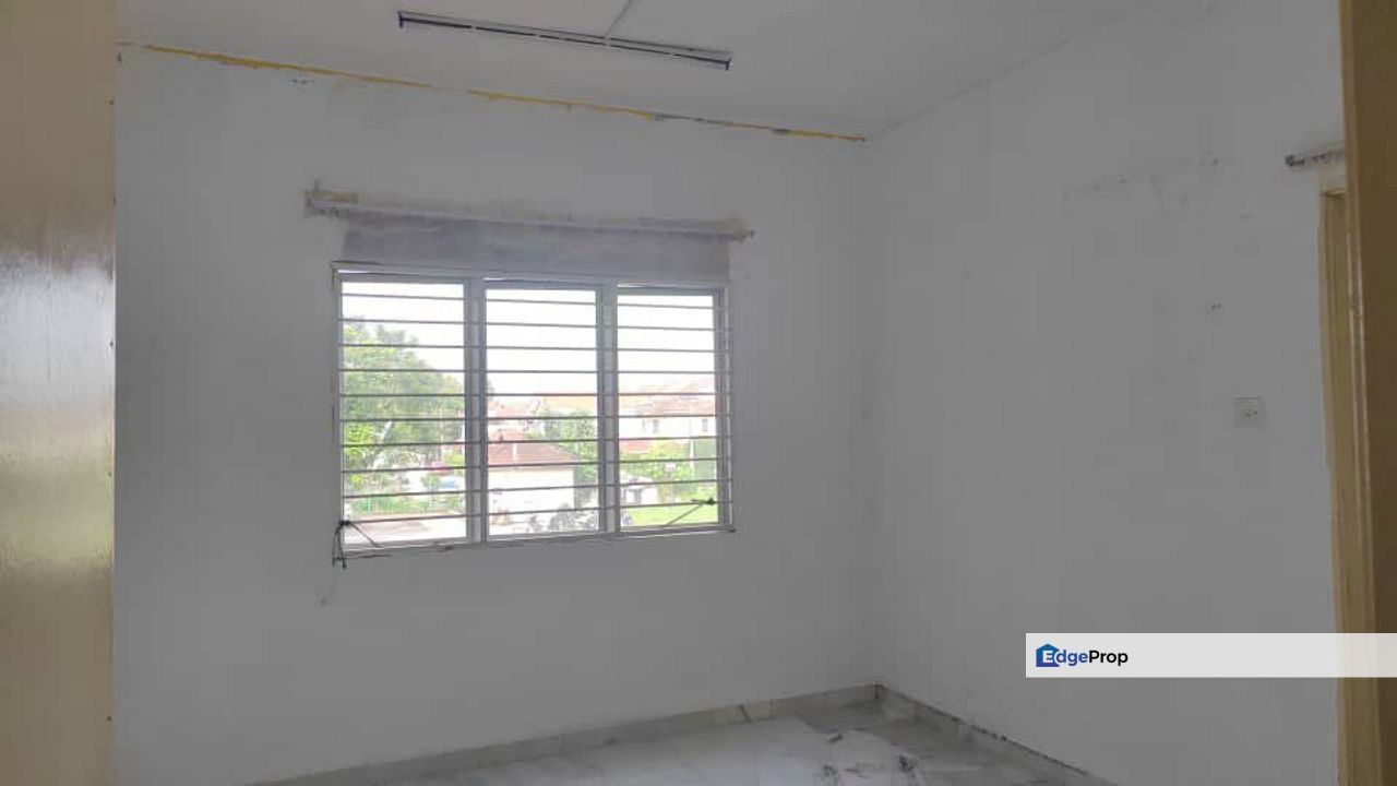 LILY APARTMENT TAMAN SAUJANA UTAMA SUNGAI BULOH SELANGOR END LOT 1ST FLOOR FOR SALE, Selangor, Sungai Buloh