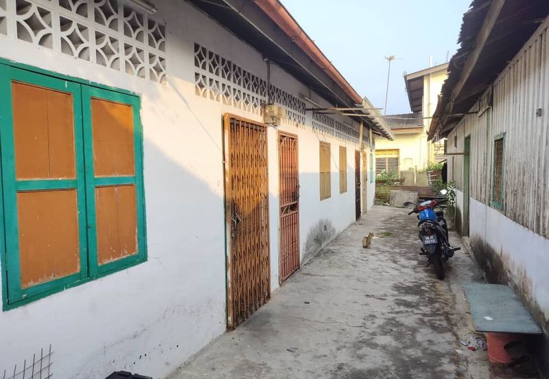 Taman Utama, Pekan Nanas