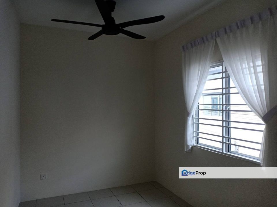 TO LET!!! NEW TOWNHOUSE : 22’ x 75’ : FURNISHED INTERMEDIATE UPPER FLOOR, Selangor, Dengkil