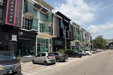 Pusat Perdagangan Danga Utama