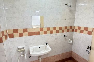 Jalan Spektrum U16 @ Taman Bukit Subang