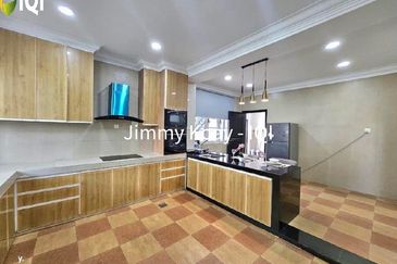 Kiara Peak (Puncak Kiara)