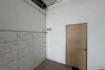 Kedai Kajang Town disewa facing Pintu C MRT Stadium Kajang