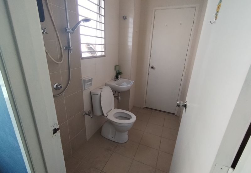 Taman Warisan, Kuala Selangor, 2.5 Storey Terrace House For Sale, Partial Furnished