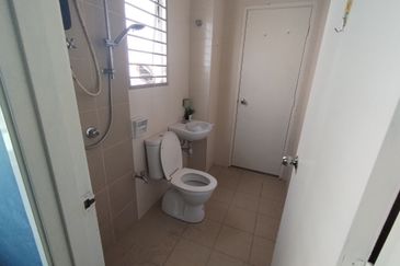Taman Warisan, Kuala Selangor, 2.5 Storey Terrace House For Sale, Partial Furnished