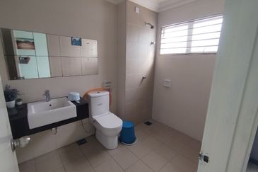 Taman Warisan, Kuala Selangor, 2.5 Storey Terrace House For Sale, Partial Furnished