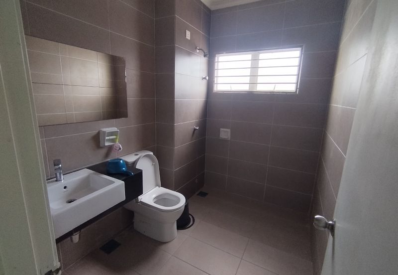 Taman Warisan, Kuala Selangor, 2.5 Storey Terrace House For Sale, Partial Furnished