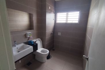 Taman Warisan, Kuala Selangor, 2.5 Storey Terrace House For Sale, Partial Furnished