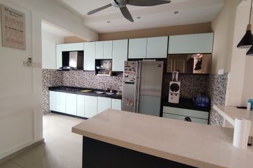 Taman Warisan, Kuala Selangor, 2.5 Storey Terrace House For Sale, Partial Furnished