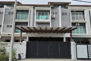 Taman Warisan, Kuala Selangor, 2.5 Storey Terrace House For Sale, Partial Furnished