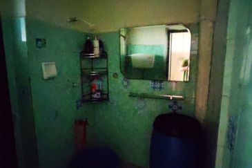 Tongkang Pecah Local Pecah