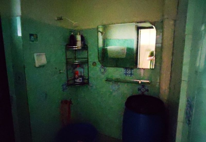 Tongkang Pecah Local Pecah