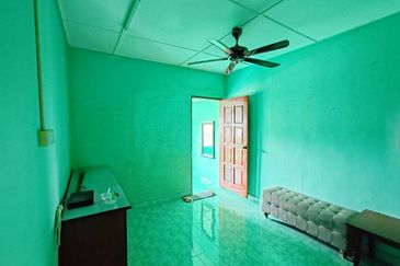 Tongkang Pecah Local Pecah